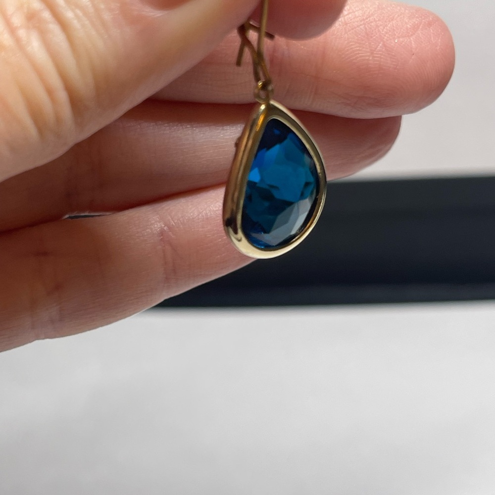 Gorgeous blue dangle earrings. These have such a pretty sparkle when moving.